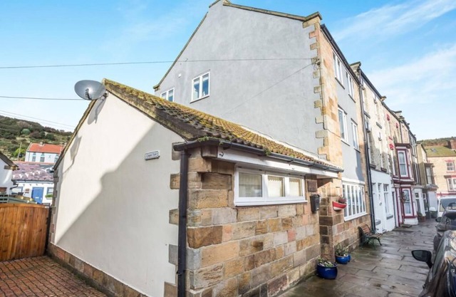 Easily accessible, single level, 3-bed cottage close to beach, shops & eateries!