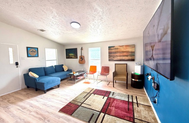 East Austin Crashpad - 3 bed, 1 bath, Sleeps 6