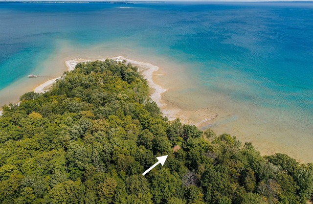 East Beach Cottage: Sandy | Secluded | 3 King Beds