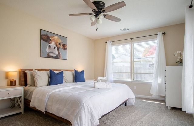 East End Charmer, King SUITE, Private Parking!! Internal name: Duplex