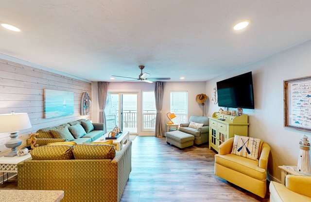 East-end SGI condo with Gulf views, beach access, on-site pool, & private W/D