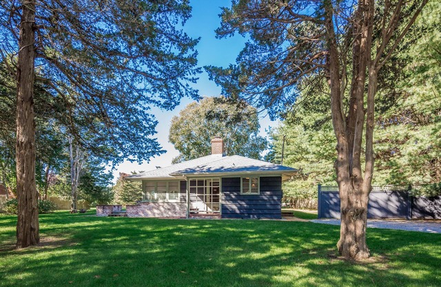 EAST HAMPTON LOVELY COTTAGE NEAR BAY, DINING, DUCK POND ARTS; 5 STAR REVIEWS