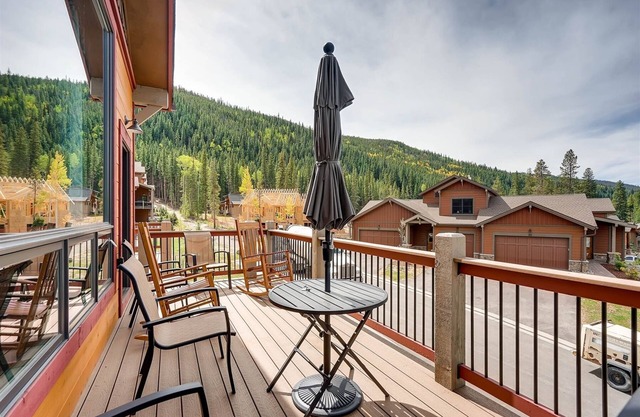 East Keystone 4BR townhome - shuttle to slopes w/hot tub and private entrance