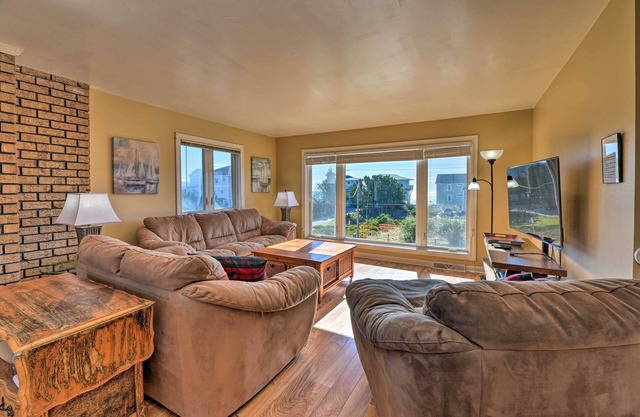 'East of the Sun' Beachside Apartment w/Deck!