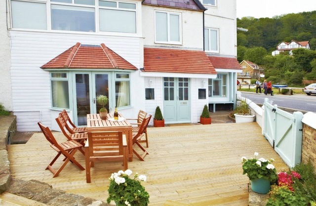 EAST ROW LODGE, family friendly, with open fire in Sandsend
