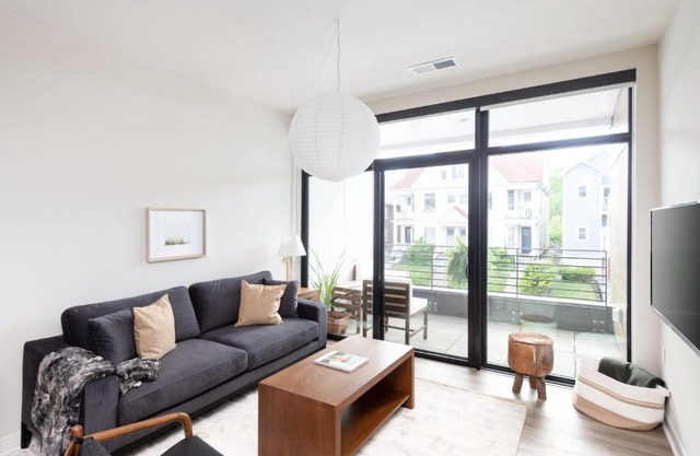 East Side Luxury 1BR Apt - Near Brady St with Balcony and Lounge