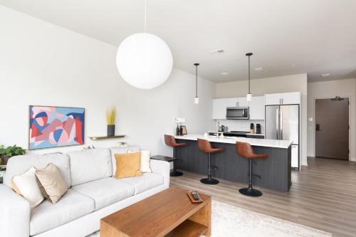 East Side Luxury 1BR Apt - Near Brady St with Balcony and Lounge