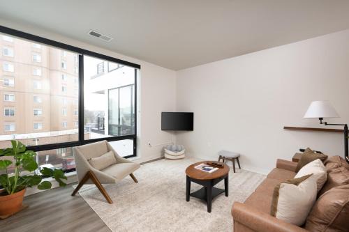 East Side Luxury 1BR Apt - Near Brady St with Balcony and Lounge