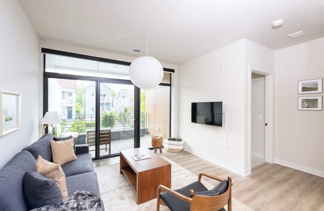 East Side Luxury 1BR Apt - Near Brady St with Balcony and Lounge