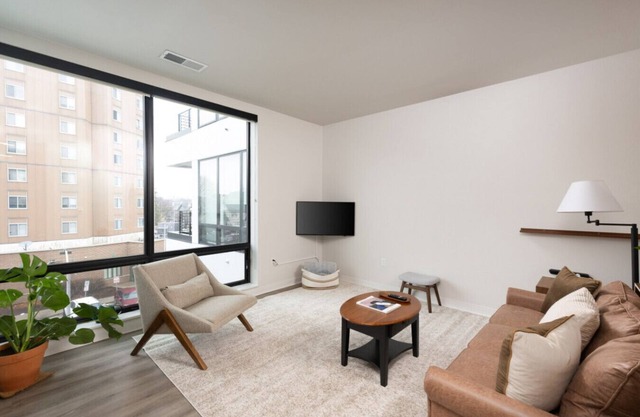East Side Luxury 1BR Apt - Near Brady St with Balcony and Lounge