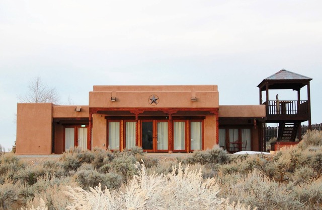Eastern Star Retreat - Open Plan, well-appointed home with mountain views.