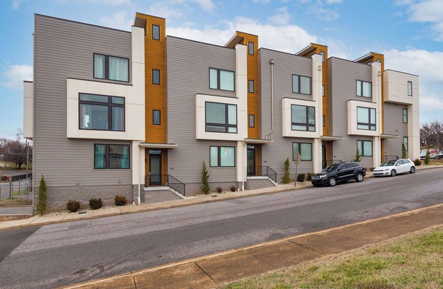 Eastside Large 3 bedroom Condo with Rooftop + Garage!