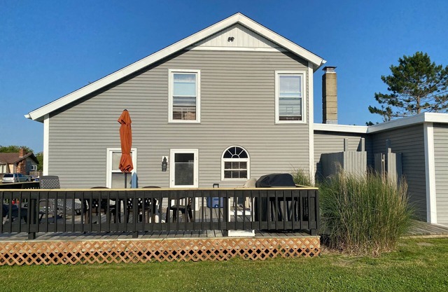 Eastward Look-North! A/C, walk to beach, open&airy, flat yard