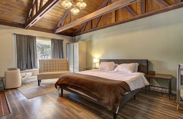 Easy Commute /LRG Property /Hot Tub /Pet Frndly /Kid Friendly /Spacious