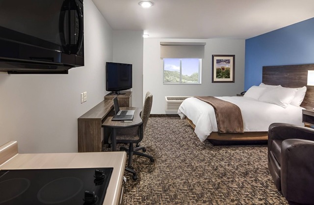 Easy Stay Room With Full Kitchen Near Bramble Park Zoo & Redlin Art Center