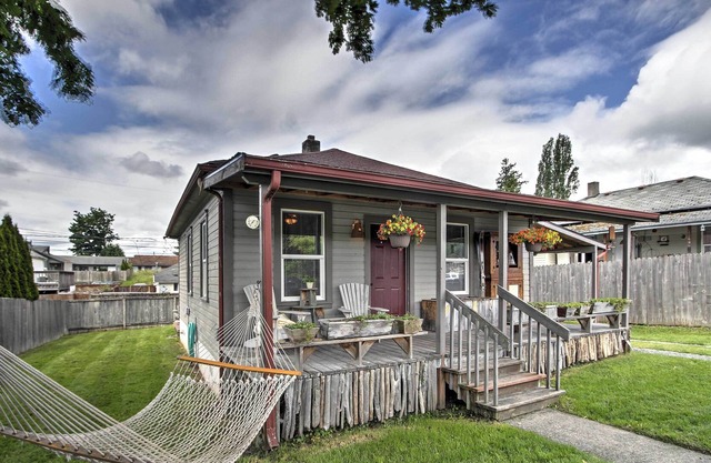 Eatonville House w/ Fire Pit < 4 Mi to Ohop Lake!