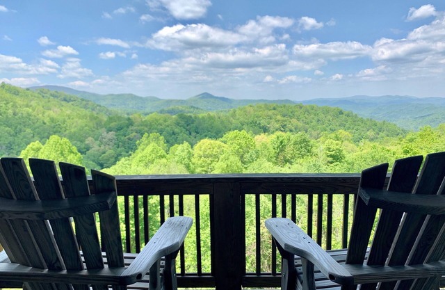 Echota on the Ridge-Peak Oct. leaf viewing weeks available. No steps.