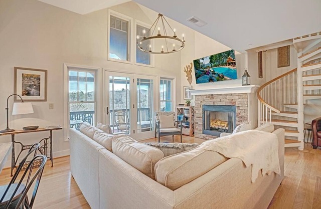 Echota Wintergreens 1631-Mountain Condo, Gated Resort, Indoor/Outdoor Pools and Hot Tub, Fitness .