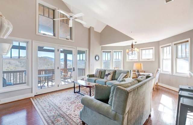 Echota Wintergreens 1732- Mountain Condo, Top Floor, Gated Resort, Indoor/Outdoor Pools and Hot T.