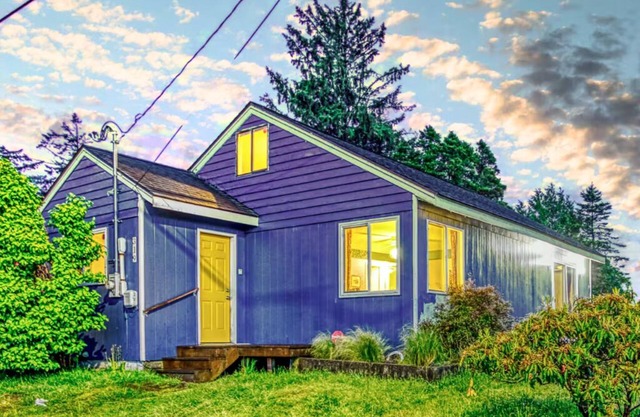 Eclectic Beachy Escape – Pet-Friendly with Surfer Vibes