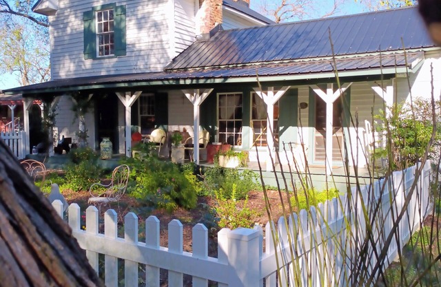 Eclectic Edition 2 bedroom Historic Farmhouse circa 1885 nNo Ghosts Serene Vale