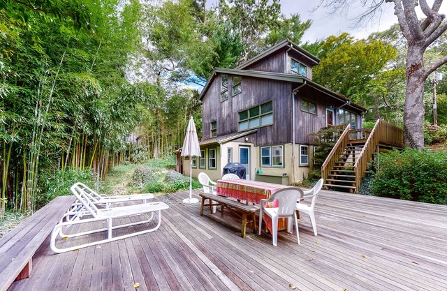 Eclectic home w/outdoor patio, close to golf and the beach