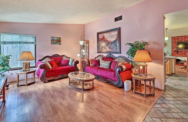 Eclectic Ontario Rental w/ Hot Tub + Putting Green
