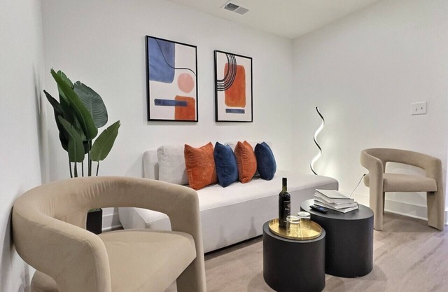 Eclectic Retreat in Heart of Downtown