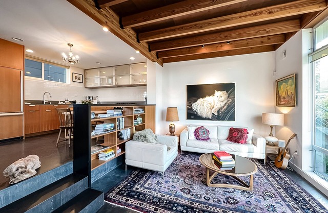 Eclectic townhouse with balcony, enclosed yard, full kitchen, & W/D