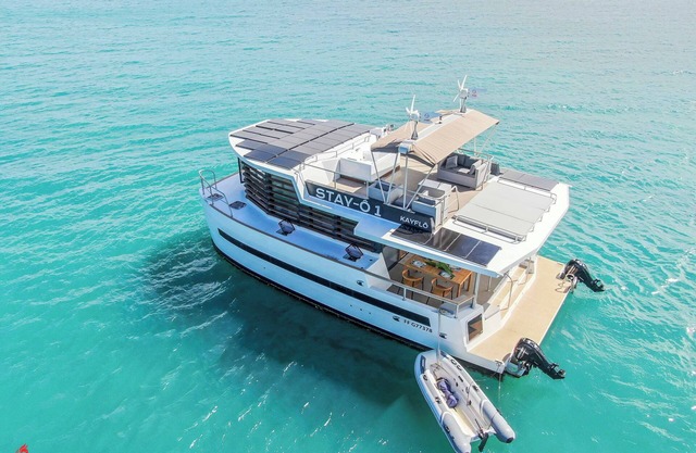 Eco-friendly, designer houseboat lodge in Pointe du Bout (Trois Ilets).
