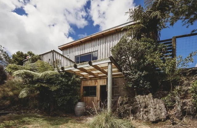 Eco-Friendly River Retreat in Inglewood