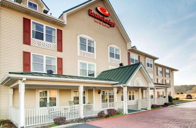 Econo Lodge Inn & Suites