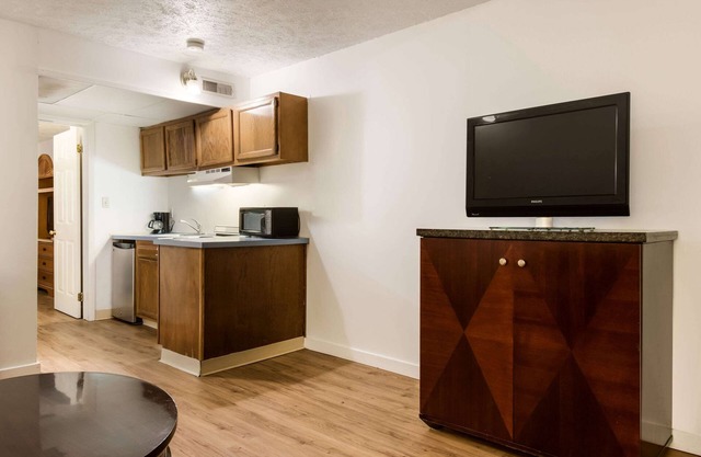 Econo Lodge Inn & Suites Lake Harmony - Pocono Mountains Area