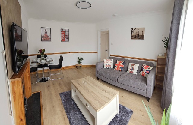 EcuaStay New Luxurious 4 Bedroom Home with Garden and parking