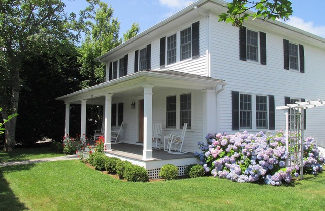 Edgartown Village - Spacious, Light-filled Classic Vineyard Home W/Guest Housen