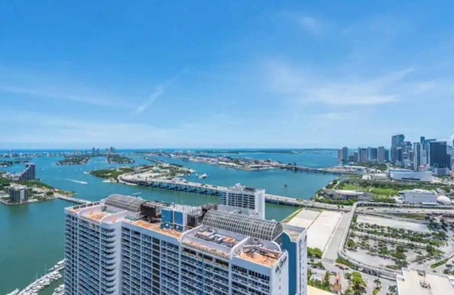 Edgewater High-Rise | Stunning Bay Views + Gym