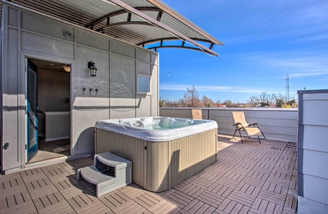 Edmond Oasis w/Rooftop Lounge: Walk to Dtwn!