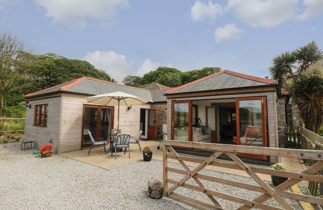 EDWIN'S VIEW, pet friendly, luxury holiday cottage in Porthleven
