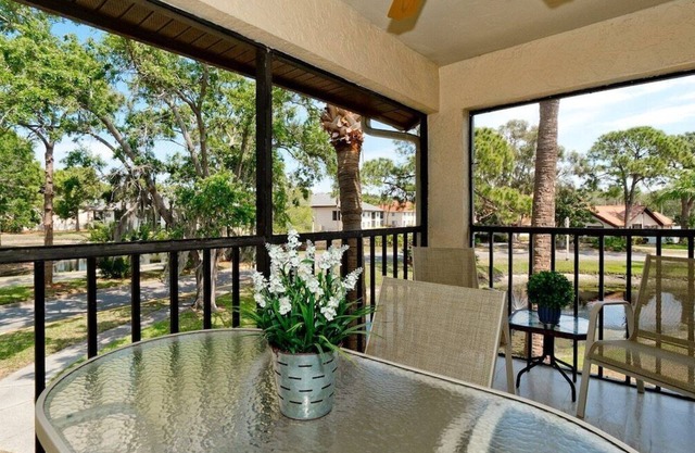 EH-near Beaches and IMG, Pool, Tennis, Pickleball