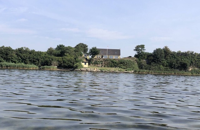 Einzigartig gelegene Landhausvilla direkt am Avnøfjord