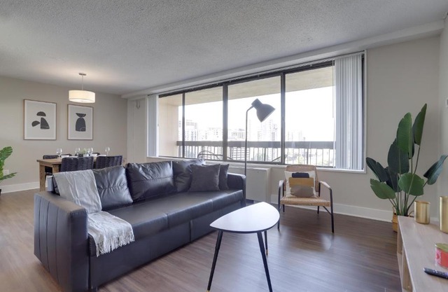 Elegance in Crystal City - Amazing Apartment with gym
