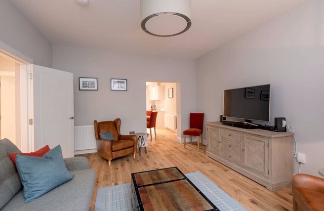 Elegant 2-bedroom apartment in Edinburgh’s West End for families, corporate stays and digital nomads