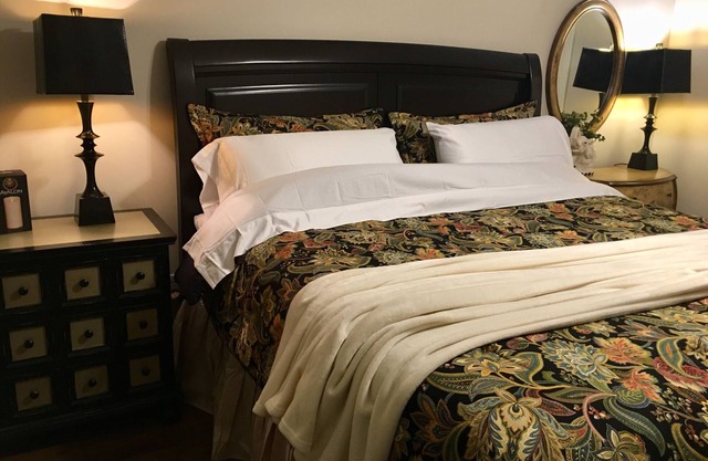 Elegant 2BR Cottage Designer Touches, Prime Greenville Stay
