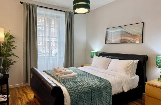 Elegant 2BR in Grassmarket | 5-Min Walk to Castle & Royal Mile