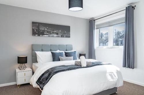 Elegant 3BR Home, City Centre, Free Parking