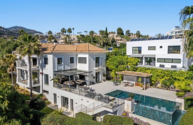Elegant 6-Bedroom Villa in Marbella with Sea Views