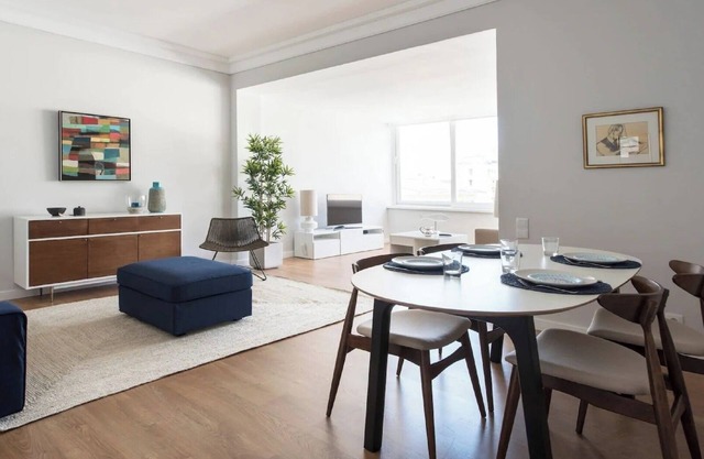 Elegant and bright apartment in Estoril by LCH