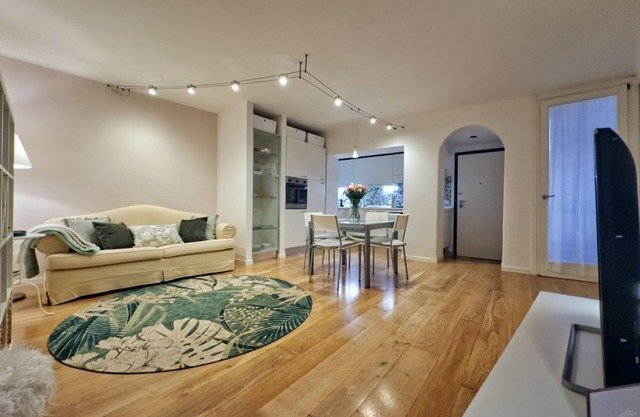 Elegant apartment of 80sqm on the first floor of a building with elevator (a step to access), for 4 people.The accommodation is located in Corso Palladio, main street of the city of Vicenza (ZTL) traffic-restricted area, 350mt from the charming Basilica