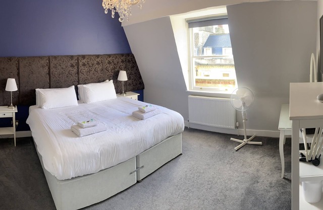 Elegant apartment steps from Roman Baths & Abbey