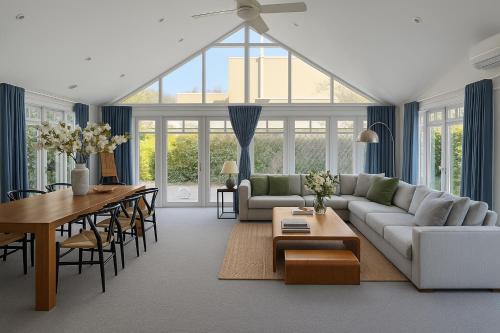 Elegant Art Deco Gem Cosy 3BR Retreat